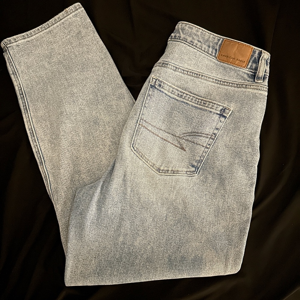 Woman’s Light Wash Mom jeans American Eagle